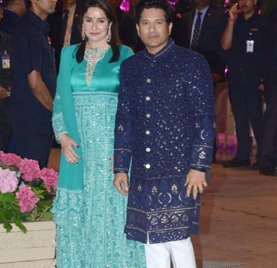 
इतना ही नहीं सचिन को अक्सर बॉलीवुड सितारों के पार्टी में भी देखा जाता रहा है. 