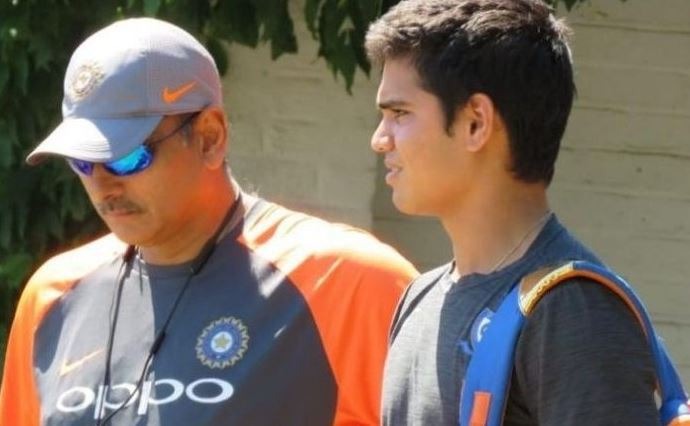 इससे पहले इंग्लैंड दौरे पर गई भारत की सीनियर क्रिकेट टीम के मुख्य कोच रवि शास्त्री अर्जुन को खेल की बारीकियां सीखाते नजर आए थे.