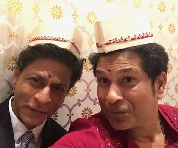 सचिन ने शाहरुख के साथ सोशल मीडिया पर एक तस्वीर भी पोस्ट की और लिखा, 'Jab SRK met SRT'