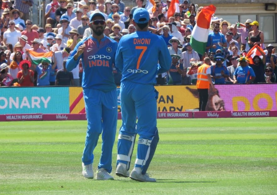 इन रिकॉर्डों के बीच भला टीम के पूर्व कप्तान महेंद्र सिंह धोनी कैसे पीछे रहते. भारतीय पारी के दौरान हालांकि धोनी की बल्लेबाजी नहीं आई लेकिन फिल्डिंग के दौरान वे सबसे आगे निकल गए.