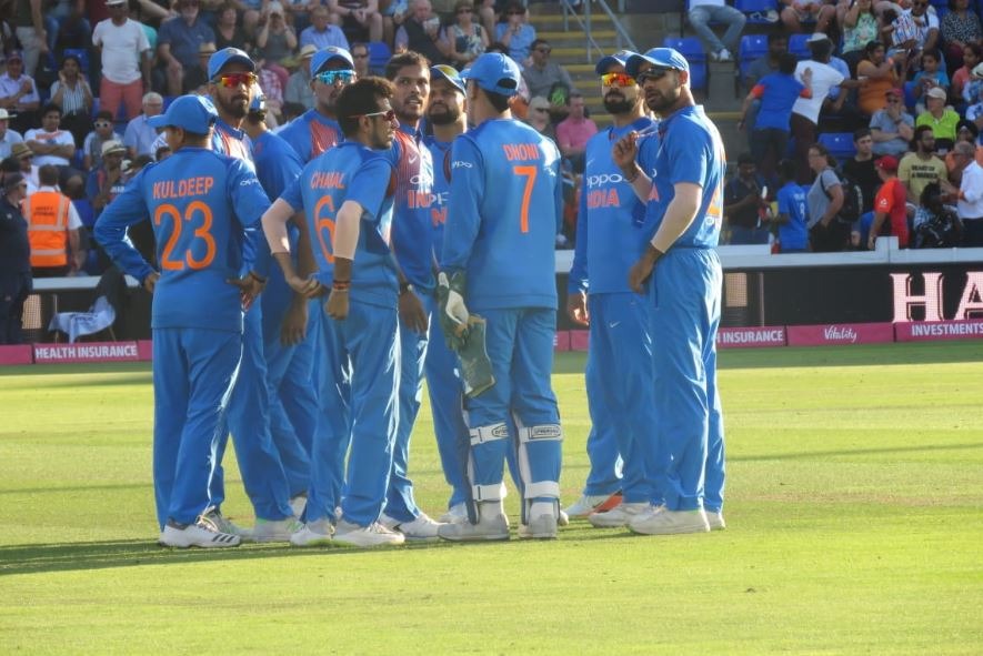 

पूर्व कप्तान धोनी ने तीन टी-20 मैचों की सीरीज में चार बड़े रिकॉर्ड अपने नाम किए जिसमें विकेटकीपर के तौर पर एक मैच में रिकॉर्ड पांच बल्लेबाजों का शिकार भी शामिल है.  