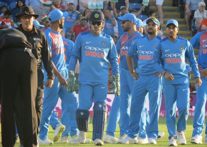 
इस रिकॉर्ड के साथ ही टी-20 क्रिकेट में धोनी ने बतौर विकेटकीपर अपने 50 कैच भी पूरे कर लिए. टी-20 में धोनी 54 कैच के साथ दुनिया के किसी भी विकेटकीपर से बहुत आगे हैं. 