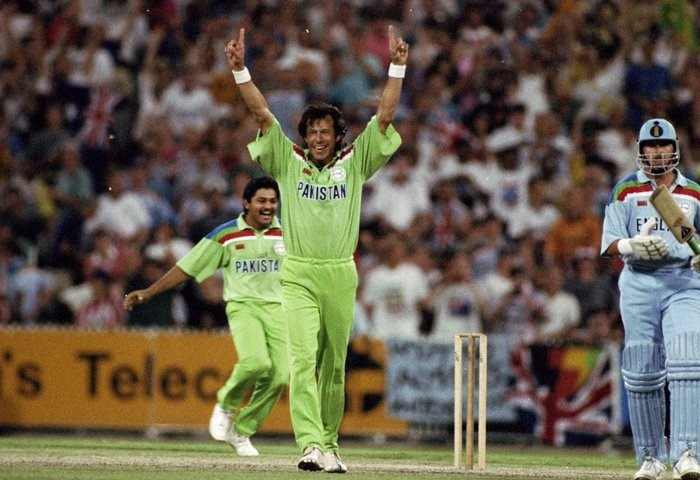 विश्व कप 1992 में टॉस से पहले इयान चैपल से बात करते हुए इमरान ने सफेद रंग का टीशर्ट पहन रखा था. उसके किनारे पर बाघ बना हुआ था जो बानगी दे रहा था कि कप्तान का किरदार कैसा हो. 