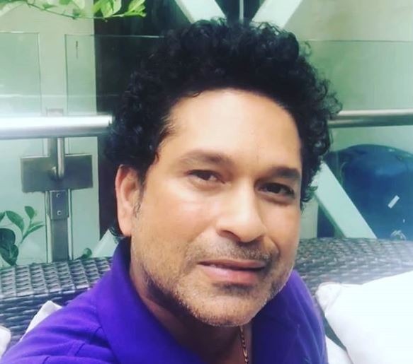 भारतीय क्रिकेट टीम के महान खिलाड़ी सचिन तेंदुलकर क्रिकेट से संन्यास के बाद अक्सर सोशल मीडिया पर अपने फैंस के साथ जुड़े रहते हैं.