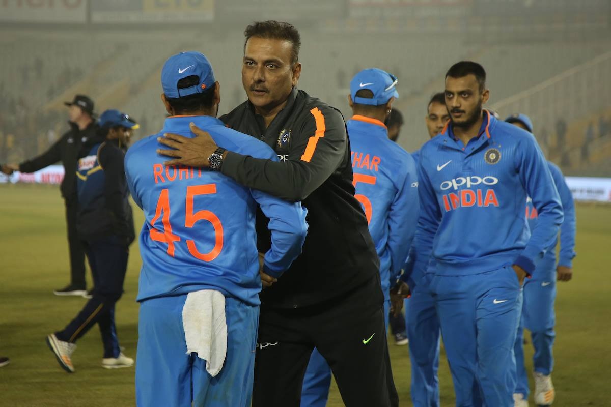 धोनी के संन्यास की अफवाहों पर कोच ने कहा कि ये सब वकवास है धोनी अभी कहीं नहीं जा रहे.