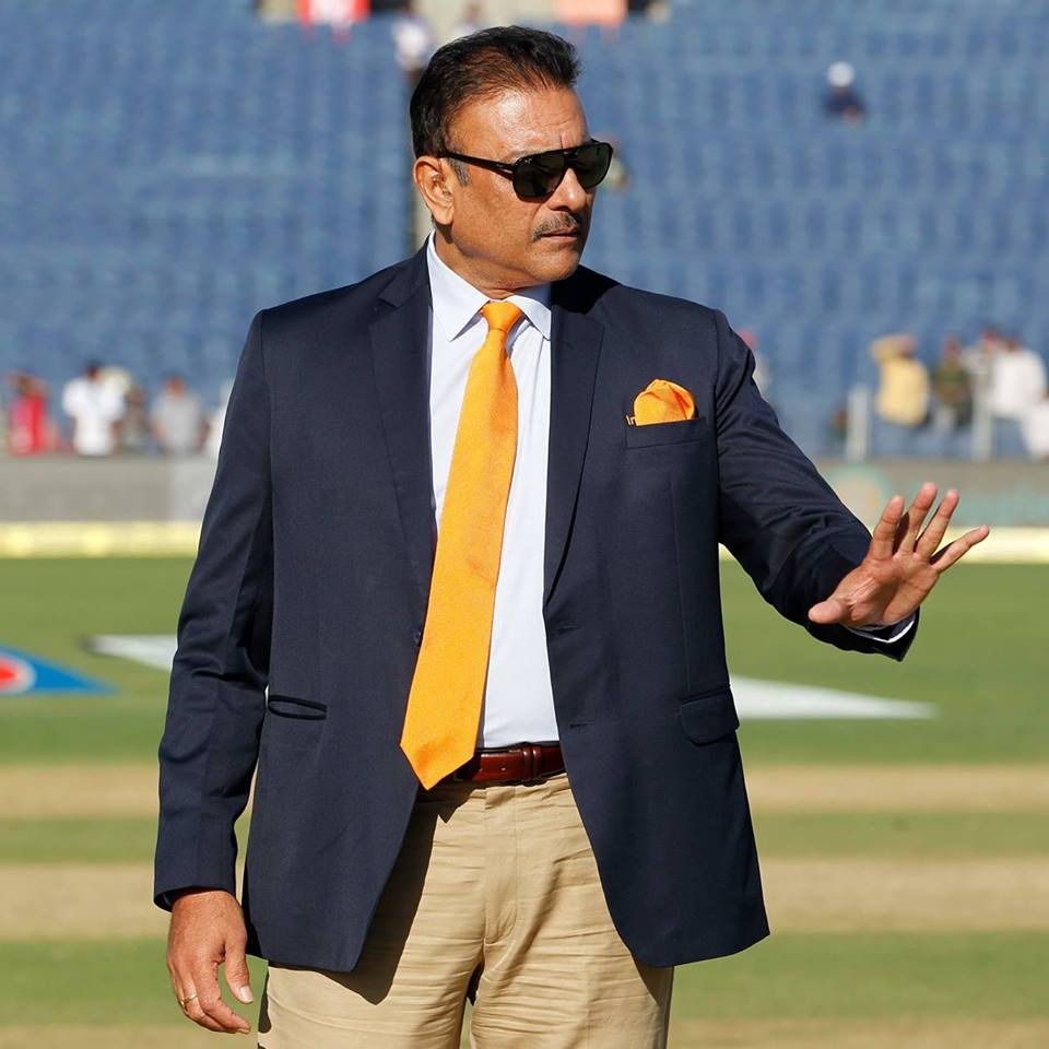 रवि शास्त्री ने एक बड़े समाचार पत्र को दिए इंटरव्यू में कहा है कि धोनी के संन्यास की सभी तरह की खबरें महज़ अफवाह हैं.