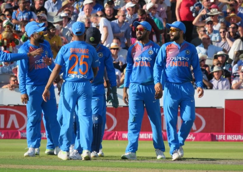 धोनी बीते दिन भले ही टीम इंडिया को जीत नहीं दिला सके लेकिन उन्होंने एक शानदार पारी खेली. आज जन्मदिन के मौके पर टीम इंडिया के कई खिलाड़ियों ने उन्हें बधाई संदेश दिए. आइये जानें किस-किसने क्या कहा.