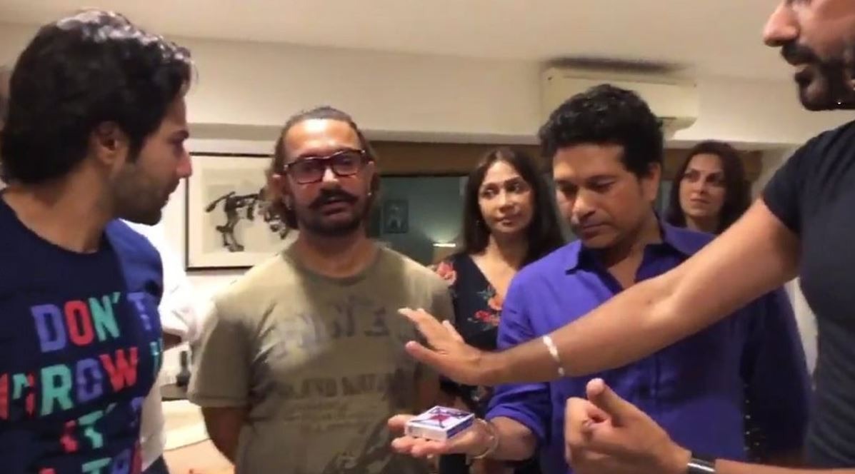 
सचिन के अलावा आमिर के घर बॉलीवुड एक्टर वरुण धवन भी वहां मौजूद थे. 