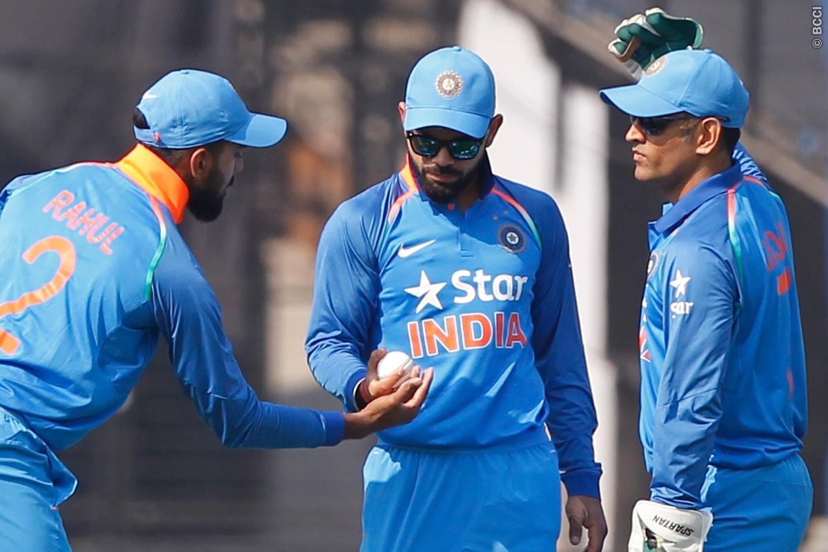 धोनी ने कहा कि ''हमें अपना काम करते रहना चाहिए, मैं ये जानना चाहता था कि आखिर गेंद रिवर स्विंग क्यों नहीं हुई. इसलिए मैंने अंपायर से गेंद लेने का अनुरोध किया उस गेंद को गेंदबाज़ी कोच को सौंप दिया.''