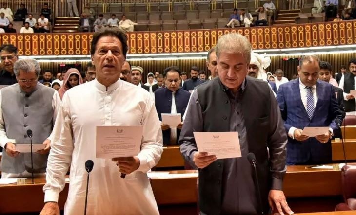 क्रिकेटर से राजनेता बने इमरान खान ने इस्लामाबाद के राष्ट्रपति भवन में पाकिस्तान के 22वें प्रधानमंत्री के तौर पर शपथ ली. वहीं पाकिस्तान के प्रधानमंत्री बने इमरान खान की पत्नी भी शपथग्रहण समारोह मौजूद रहीं.
