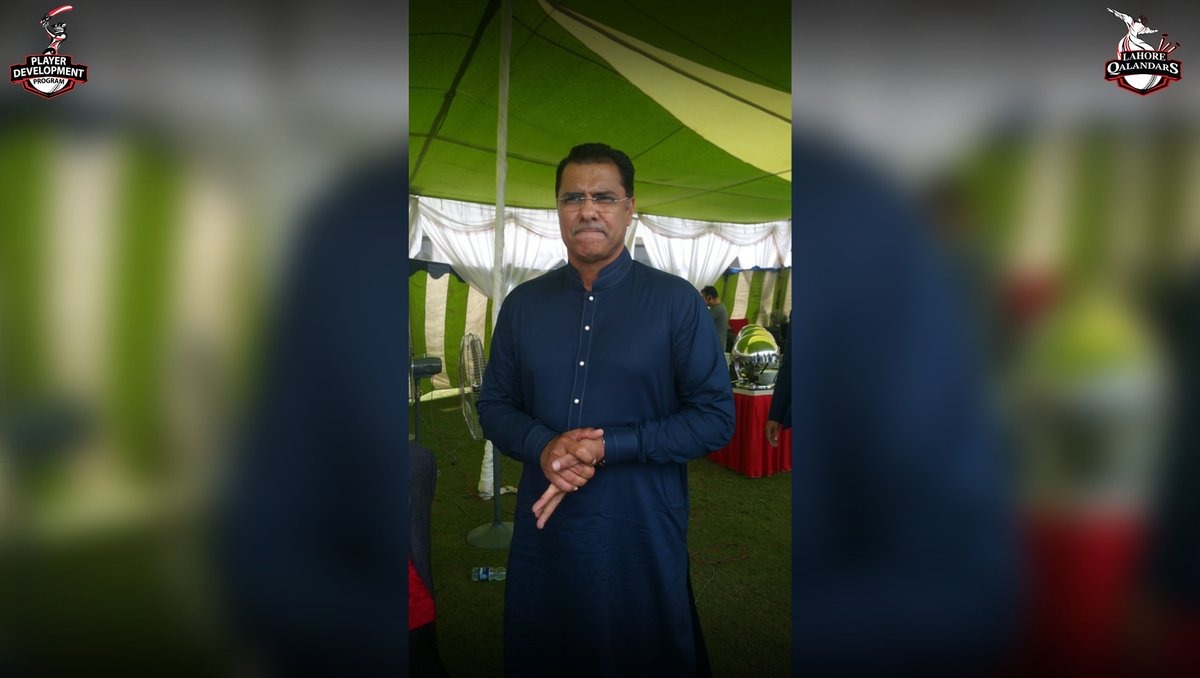 पाकिस्तान के तेज गेंदबाज वकार युनिस को भी इमरान खान ने अपने शपथग्रहण में आने का निमंत्रण दिया था.