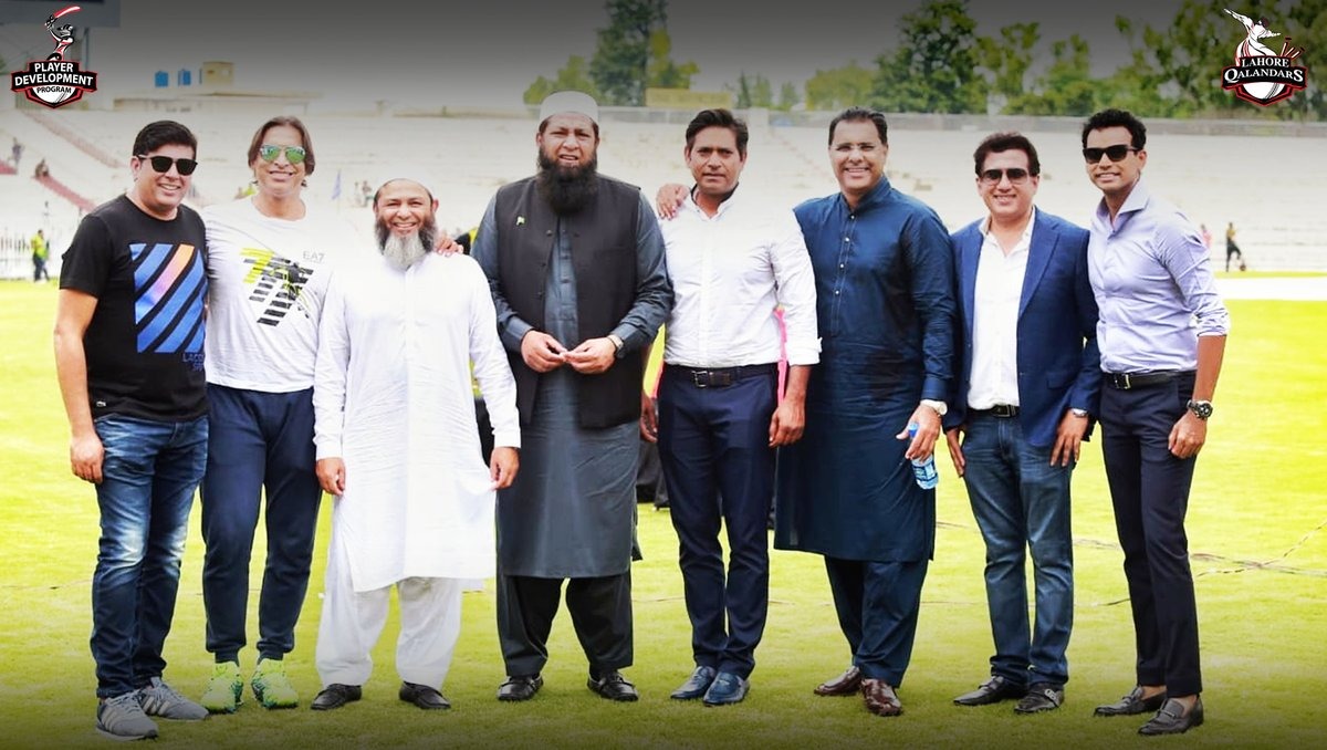 
रावलपिंडी एक्सप्रेस के नाम से मशहूर पूर्व तेज गेंदबाज शोएब अख्तर भी शपथग्रहण में हिस्सा लिए.