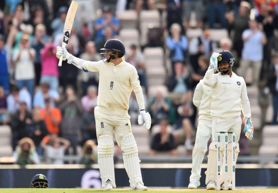 एक समय इंग्लैंड ने अपने छह विकेट 86 रनों पर ही गंवा दिए थे, लेकिन मोइन अली और सैम कुरैन ने उसे 100 से पहले आउट होने से बचा लिया. कुरैन के रूप में इंग्लैंड ने 246 रनों पर अपना आखिरी विकेट खोया. उन्हें रविचंद्रन अश्विन ने आउट किया.