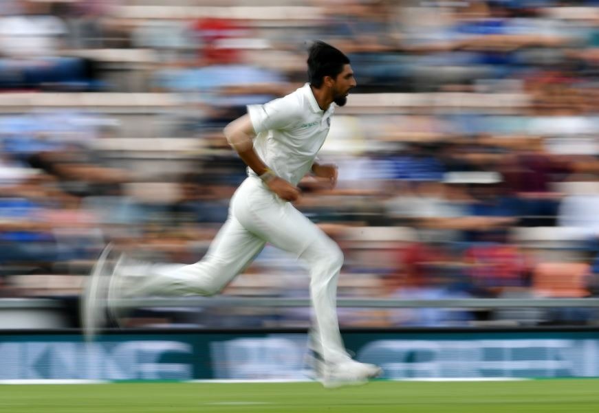 लेकिन मैच के पहले ही दिन भारतीय गेंदबाज़ों ने एक ऐसा रिकॉर्ड भी बना दिया है जो भारतीय टेस्ट क्रिकेट के इतिहास में इससे पहले कभी नहीं हुआ.