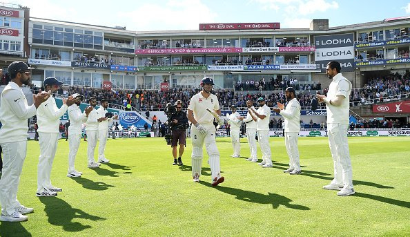 cook receives a guard of honour from indias team आखिरी मुकाबले के लिए मैदान पर उतरे कुक, भारतीय टीम ने दिया गार्ड ऑफ ऑनर