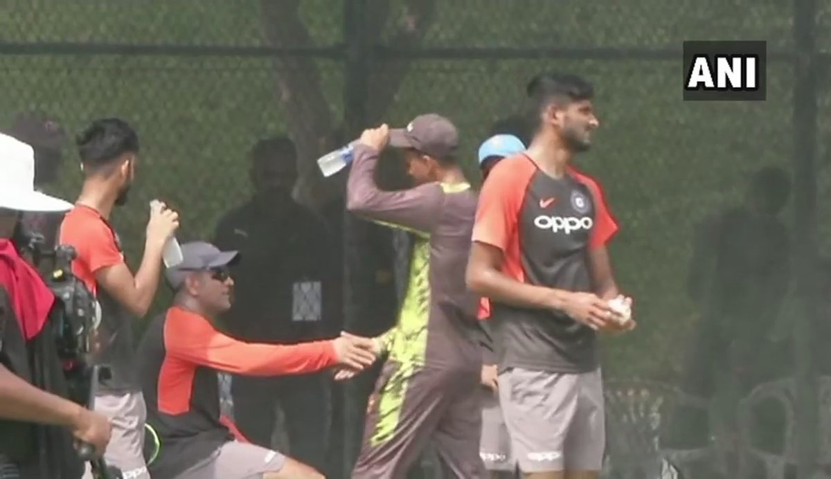 ASIA CUP 2018: हाई वोल्टेज मुकाबले से पहले भारतीय खेमे में पहुंचा पाकिस्तानी दिग्गज ASIA CUP 2018: हाई वोल्टेज मुकाबले से पहले भारतीय खेमे में पहुंचा पाकिस्तानी दिग्गज
