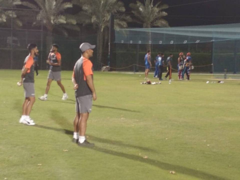 एशिया कप: भारतीय कप्तान रोहित शर्मा की मदद करते नज़र आए पूर्व कप्तान धोनी