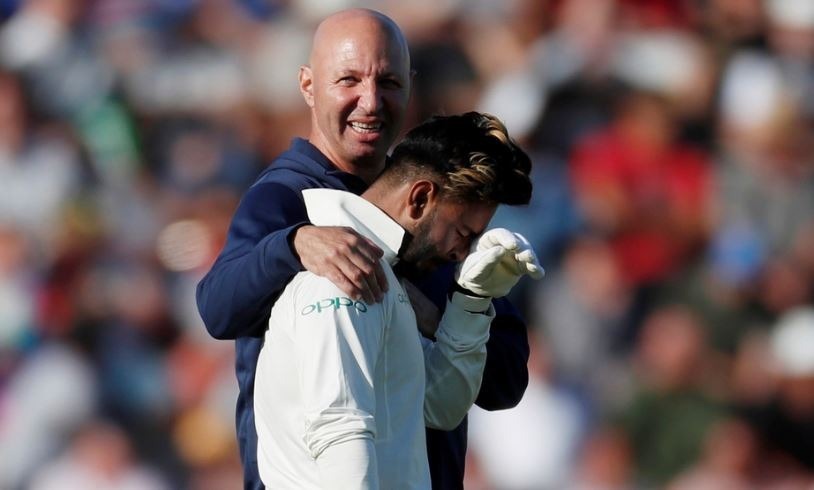 rishabh pant is struck in the throat by the ball during day three of the fourth test ऋषभ पंत की लापरवाही पड़ी उनपर भारी, मैदान पर बिगड़ी तबियत