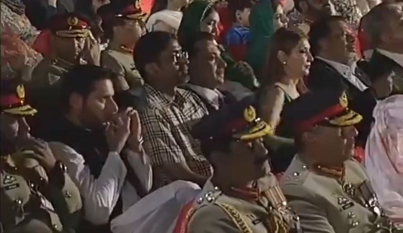 भरी महफिल में 'तम्बाकू' चबाते कैमरे में कैद हुए शाहिद अफरीदी