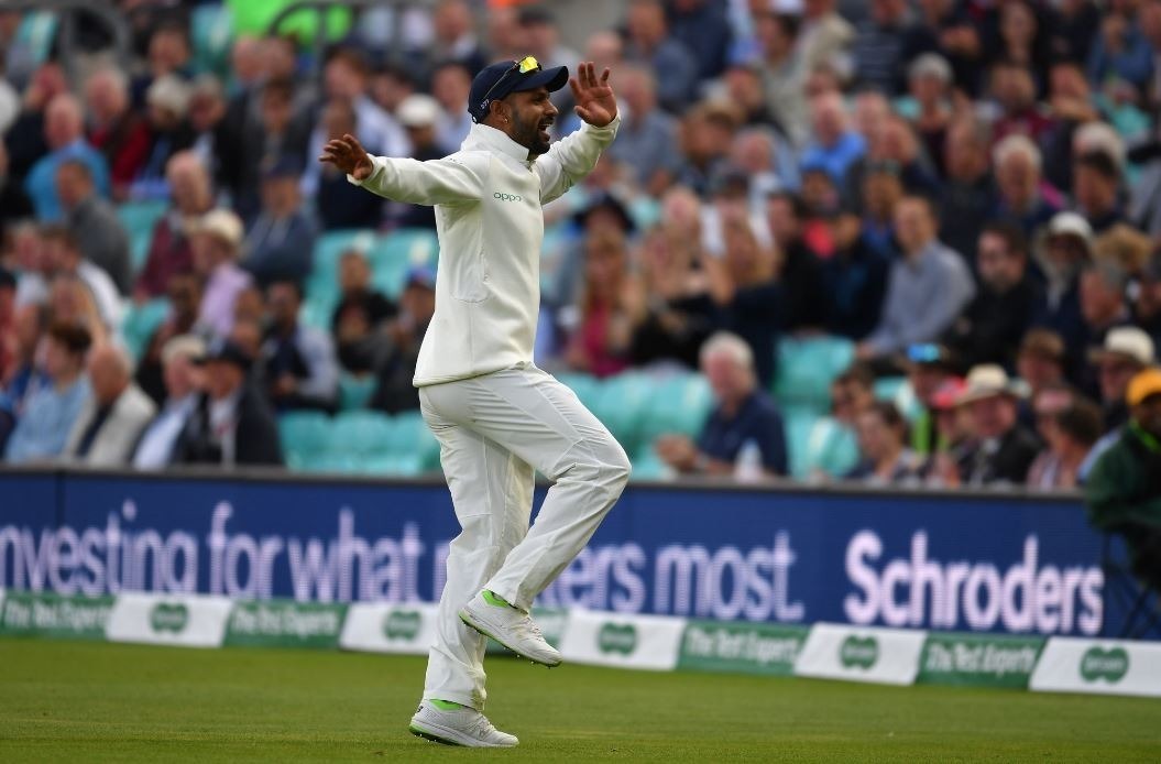 nspired by shikhar dhawan harbhajan singh gets david llyod to do bhangra in commentary box मैदान पर दिखा शिखर धवन का मस्तमौला अंदाज, लाइव मैच में किया भांगड़ा