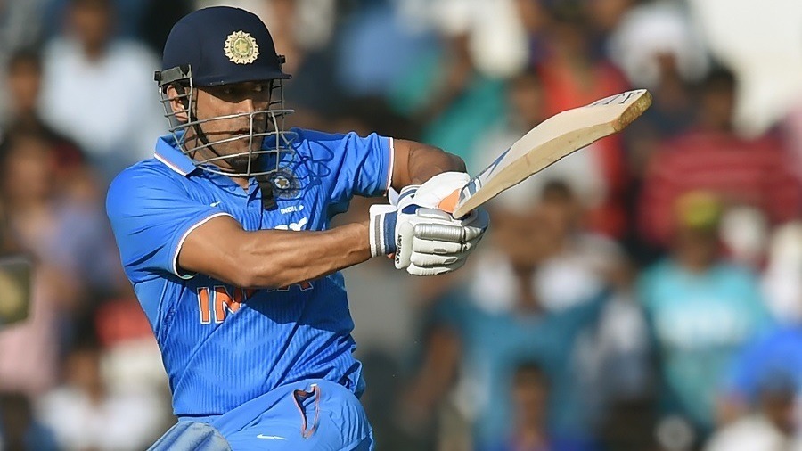 dhoni should continue till the 2019 world cup sehwag 2019 विश्वकप तक धोनी को खेलते देखना चाहता हूं: वीरेंदर सहवाग