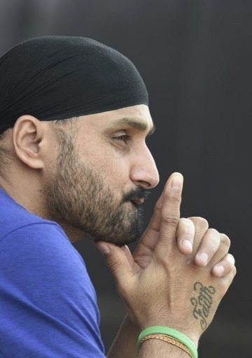 मोईन अली को आसानी से विकेट देने से नाराज़ हुए हरभजन सिंह मोईन अली को आसानी से विकेट देने से नाराज़ हुए हरभजन सिंह