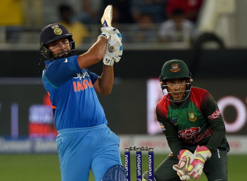 इस जीत में जहां बल्लेबाज़ी में रोहित शर्मा ने नाबाद 83 रन बनाकर टीम को जीत के दरवाज़े पर पहुंचाया.