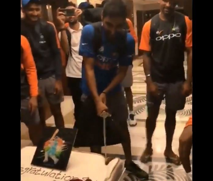 WATCH: तलवार से केक काटकर टीम इंडिया के खिलाड़ियों ने मनाया जीत का जश्न