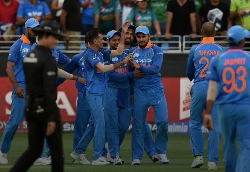 INDvsPAK एशिया कप 2018 WATCH: मनीष पांडे ने पकड़ा पाकिस्तान कप्तान का 'फ्लाइंग कैच'