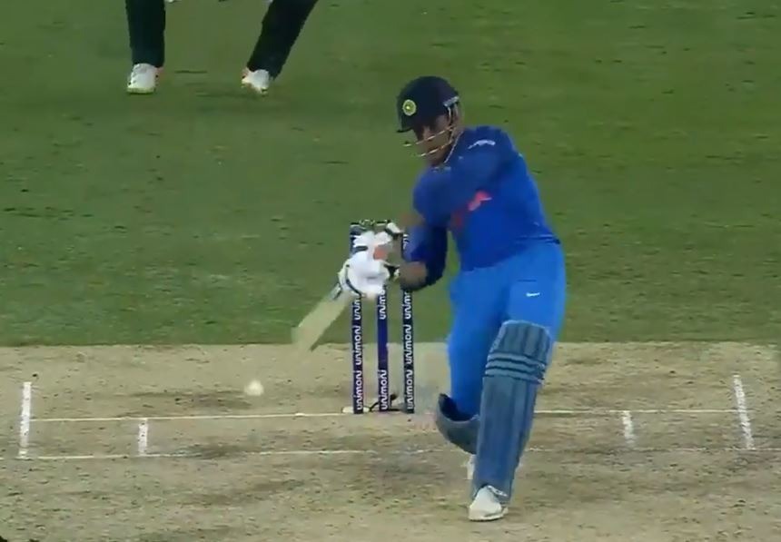 watch this time dhoni misses his perfect match winning shot WATCH: अकसर 'मैच विनिंग शॉट' खेलने वाले धोनी से उसी शॉट में हो गई चूक