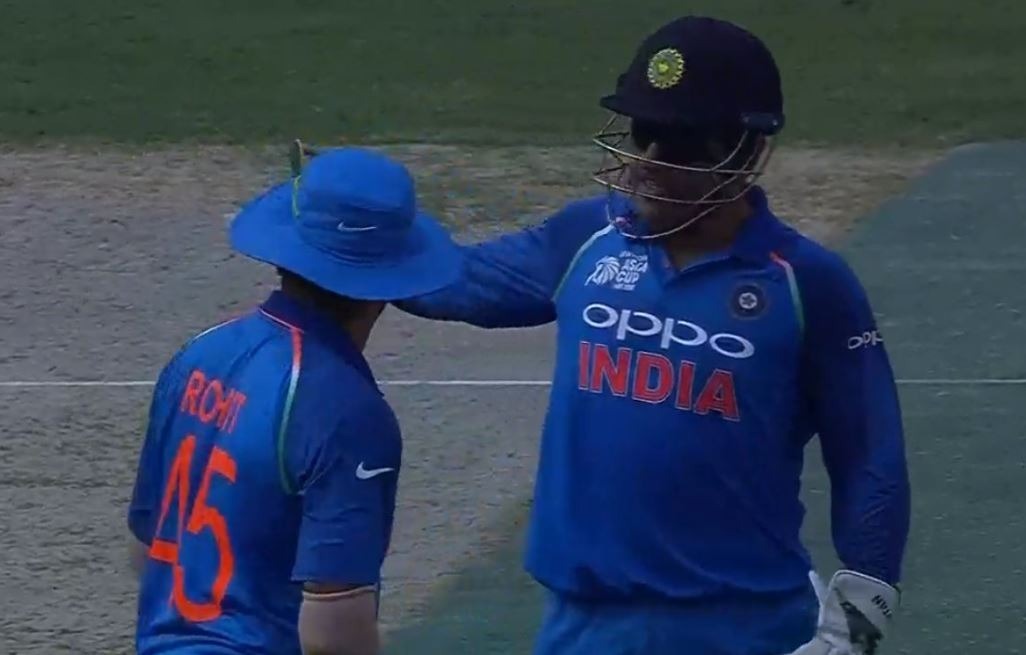 asia cup watch dhoni went up to rohit and had the field changed WATCH: धोनी ने रोहित से बिछवाया जाल जिसमें फंस गए शाकिब उल हसन