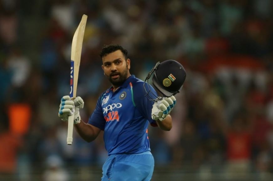 WATCH: विजय हज़ारे ट्रॉफी में मैदान पर रोहित शर्मा को किस करने आया फैन