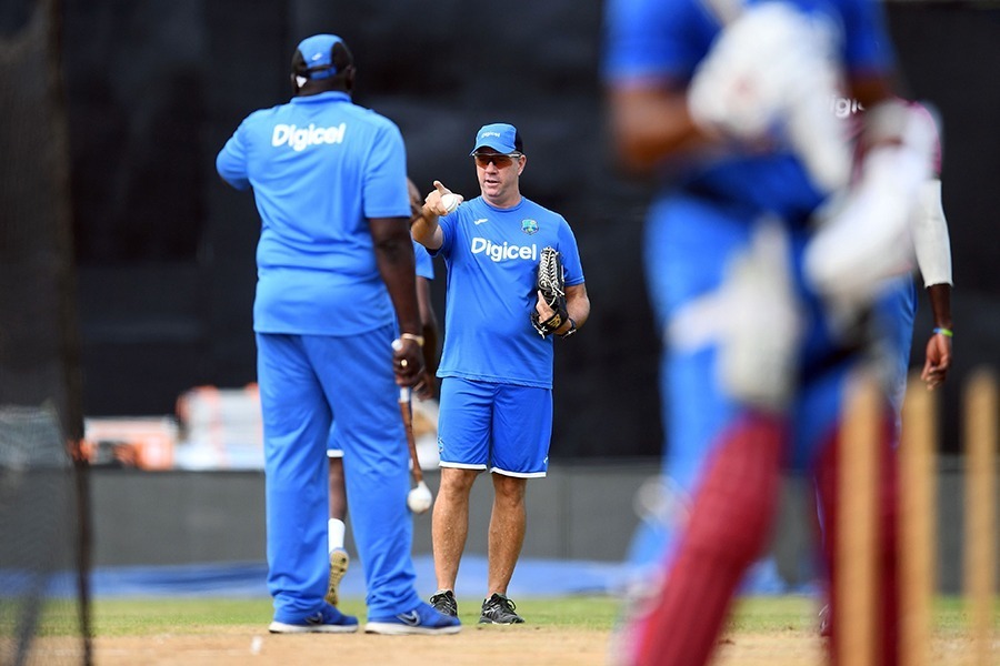 west indies coach stuart law suspended for first two odis against india भारत के खिलाफ पहले दो वनडे मैचों में सस्पेंड रहेंगे वेस्टइंडीज के कोच स्टुअर्ट लॉ