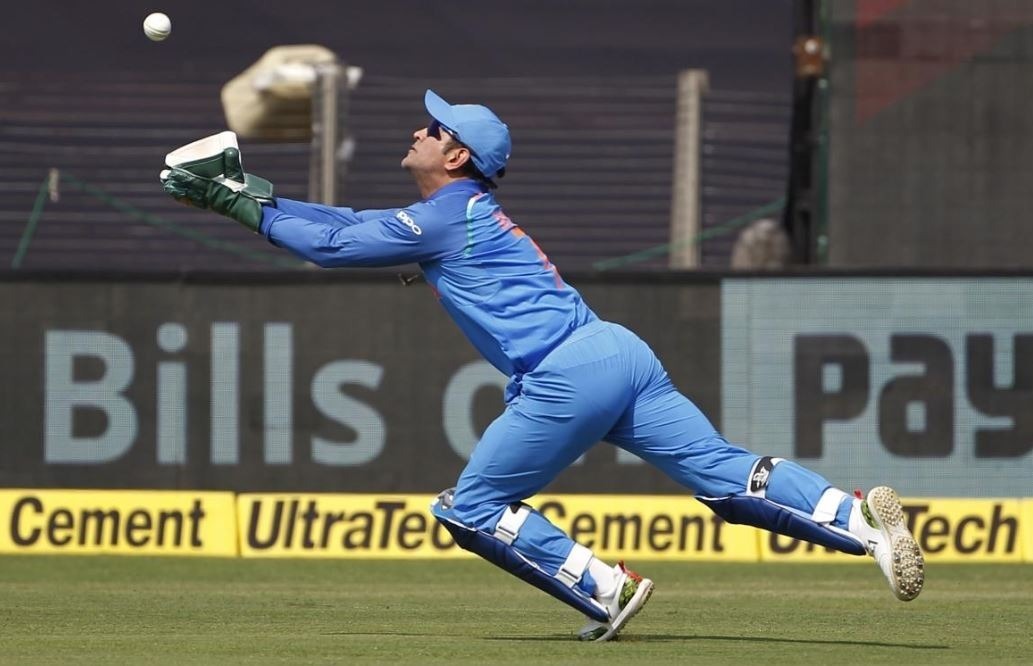 ms dhoni takes spectacular catch to dismiss chandrapaul hemraj in 3rd odi टी-20 टीम से बाहर होने के बाद धोनी ने दिखाया दम, लपका 'सदी' का बेहतरीन कैच