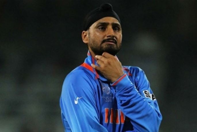 former windies pacer gives harsh rebuttal to harbhajan singh for tweet on caribbean outfit वेस्टइंडीज के खराब प्रदर्शन पर हरभजन सिंह ने ली चुटकी तो मिला करारा जवाब