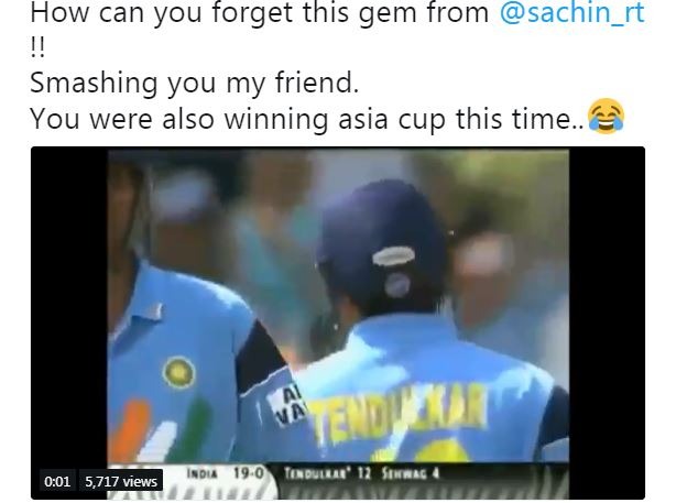 इस ट्वीट के जवाब में एक फैन ने विश्वकप 2003 का वीडियो शेयर कर लिखा, ''तुम इस पारी को कैसे भूल सकते हो जब सचिन ने तुम्हारी पिटाई की थी.''