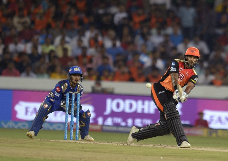 shikhar dhawan keen to leave sunrisers hyderabad सनराइजर्स हैदराबाद का साथ छोड़ सकते हैं शिखर धवन, मुंबई इंडियंस में हो सकती है वापसी