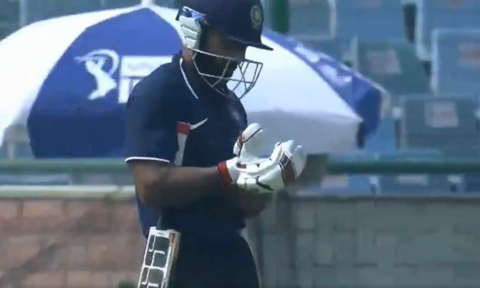 watch batsman ankit bawne comes to crease without glove in his hands WATCH: एक गल्व पहनकर मैदान पर बल्लेबाज़ी के लिए उतरा बल्लेबाज़