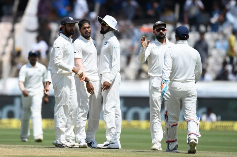 एक बार फिर से भारतीय गेंदबाज़ों के बेमिसाल प्रदर्शन से वेस्टइंडीज़ की टीम दूसरे टेस्ट के पहले दिन ही मुश्किल में फंसती नज़र आ रही है.