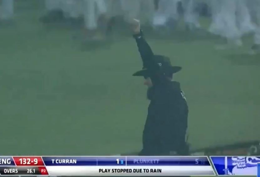 WATCH: बारिश में भीगते हुए भी फैसला देने के बाद ही मैदान से बाहर निकले अंपायर आलिम डार