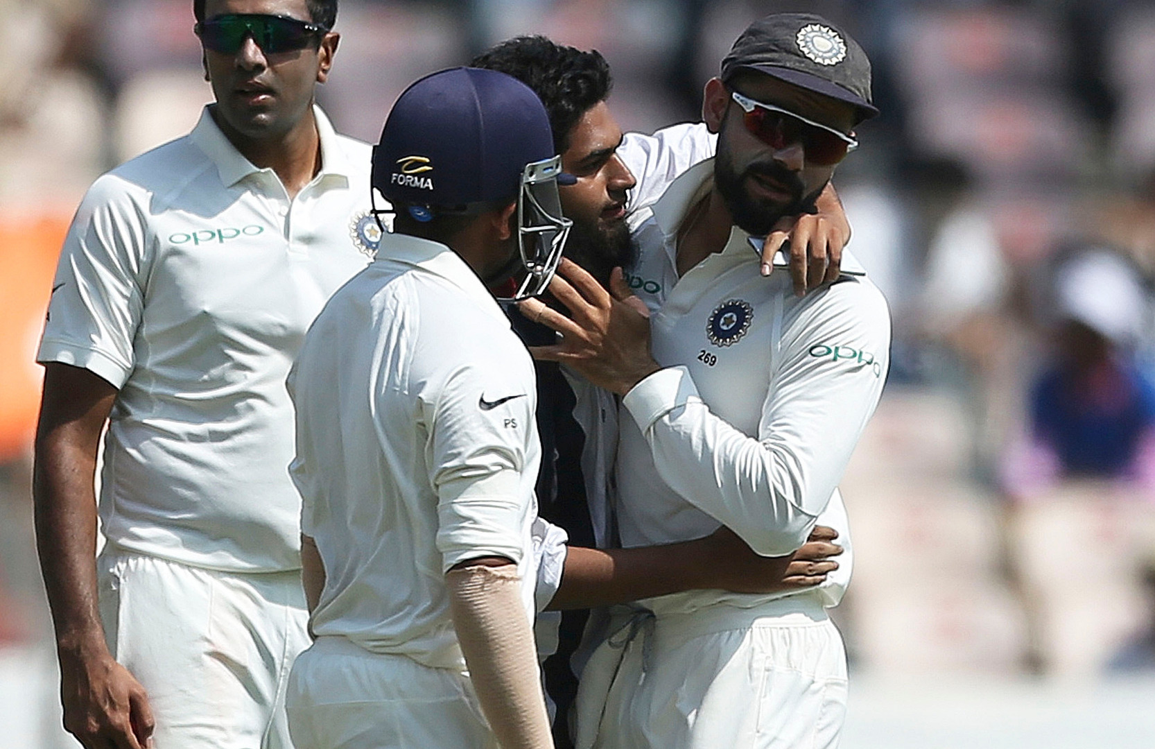 virat kohli pitch invader india west indies selfie kiss सुरक्षा घेरे को तोड़ मैदान में घुसा दर्शक, कोहली के साथ ली सेल्फी