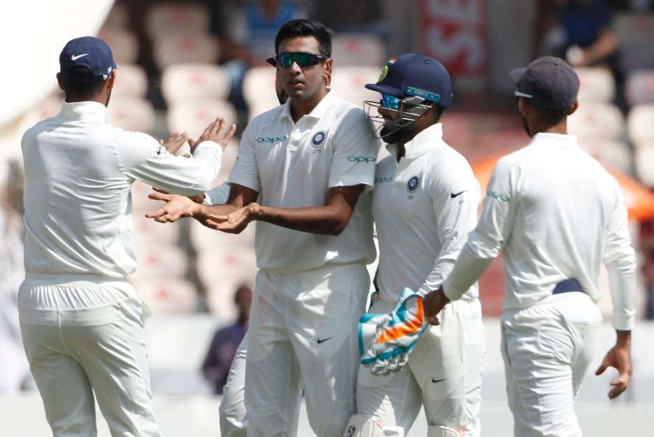 लेकिन दिन के खेल का पहला विकेट चटकाने वाले अश्विन ने एकमात्र विकेट लेने के साथ ही एक कमाल कर दिया है.
