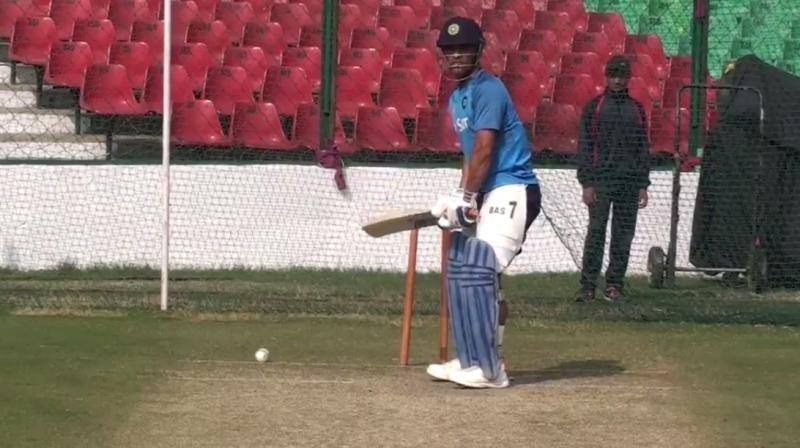 under fire ms dhoni slogs it out in optional practice session ahead of fourth one day against west indies खोई लय हासिल करने के लिए एमएस धोनी ने नेट्स पर जमकर बहाया पसीना