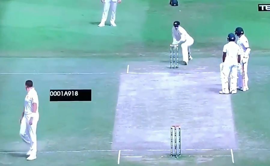 azhar ali run out in bizarre fashion after opting not to run instead caught standing mid pitch WATCH: गेंद को बाउंड्री पार जाते देख पिच के बीच में रुके अज़हर अली हो गए रन-आउट