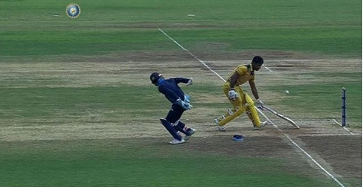 WATCH: धोनी को कॉपी करने की कोशिश में फेल हुए इशान किशन