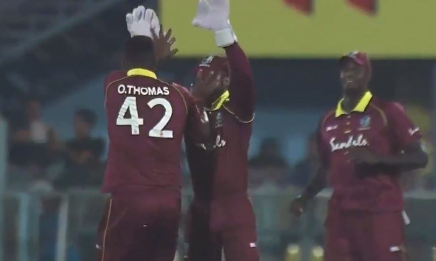 watch west indies oshane thomas hits shai hope on the face WATCH: डेब्यू कर रहे ओशेन थॉमस ने विकेटकीपर शाई होप के चेहरे पर मार दिया 'हाथ'