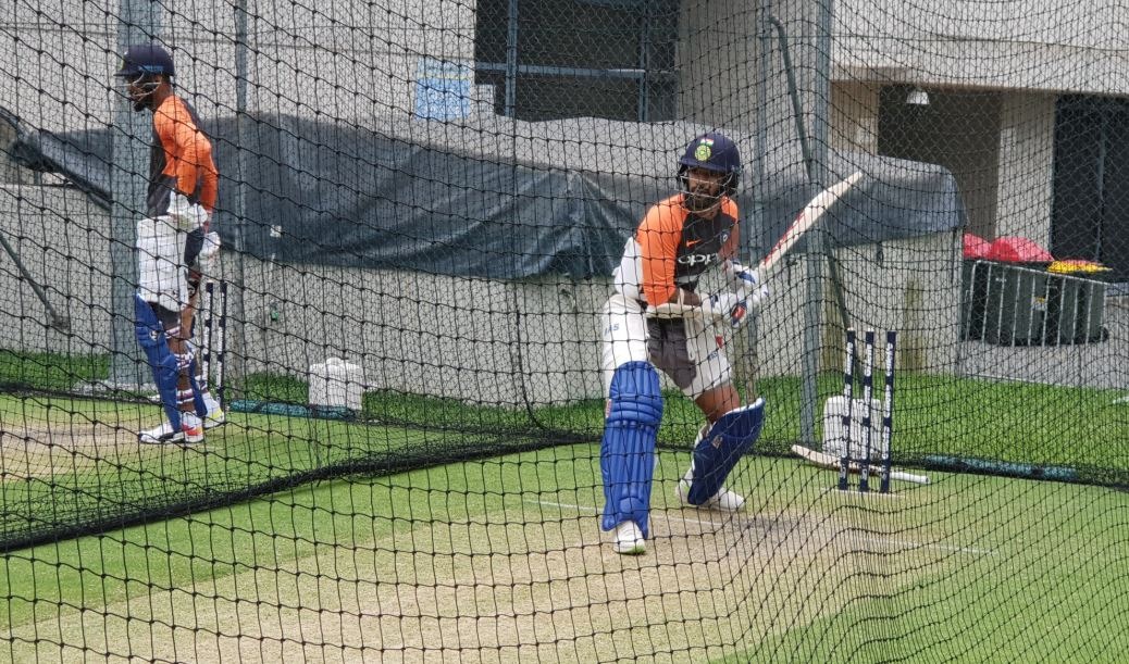 विराट के अलावा शिखर धवन और केएल राहुल भी नेट्स में जमकर प्रेक्टिस करते दिखे.