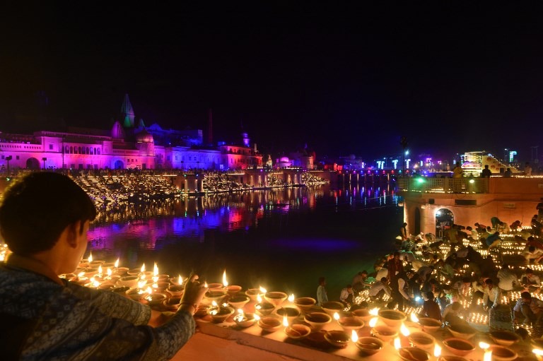 आज दुनियाभर में दिवाली के पर्व को धूमधाम से मनाया जा रहा है. इस मौके पर भारत ही नहीं विदेश से भी कई क्रिकेटर्स ने दीपावली के शुभकामना संदेश भेजे हैं. 