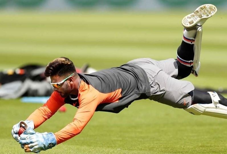 अजहरूद्दीन की टीम मैनेजमेंट को सलाह, ऋषभ पंत को सौंपनी चाहिए विकेटकीपिंग की जिम्मेदारी