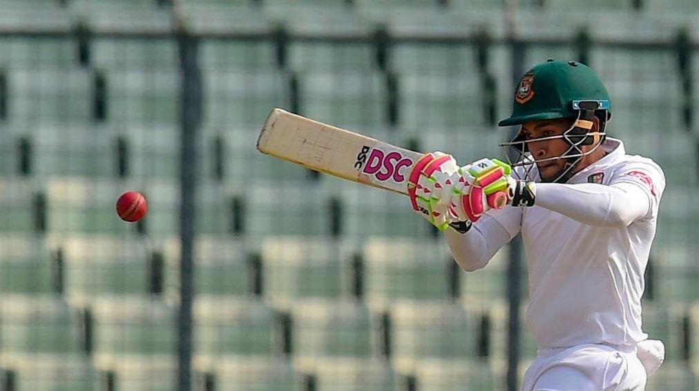 पहले दिन तो मुश्फिकुर ने मोमिनुल के साथ मिलकर खेल को अपनी टीम के पाले में डाला. लेकिन दूसरे दिन उन्होंने खेल का सारा ध्यान अपनी ओर आकर्षित कर लिया.